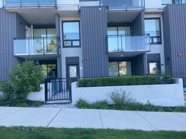 181 W 6th St, North Vancouver, BC V7M 1K4