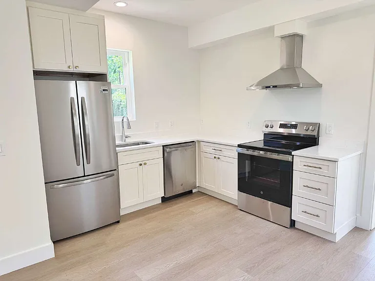 942 Alexander St — Photo 8