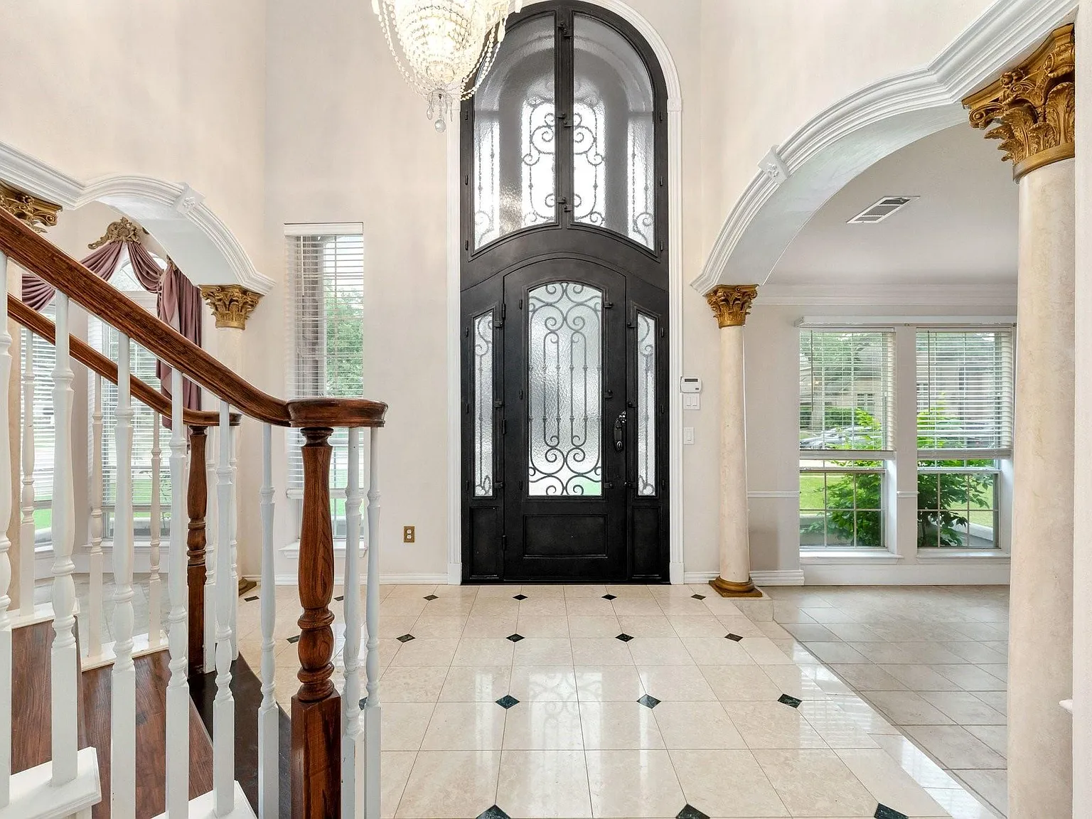 3 bed, 2.5 bath, 2732 sqft, $3,300 — Photo 2