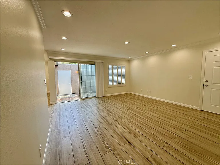 19230 Hamlin St — Photo 12