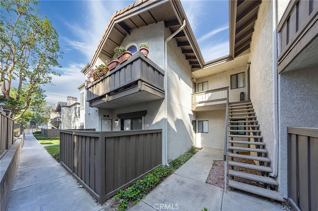 2 bed, 912 sqft, $2,400 — Photo 1