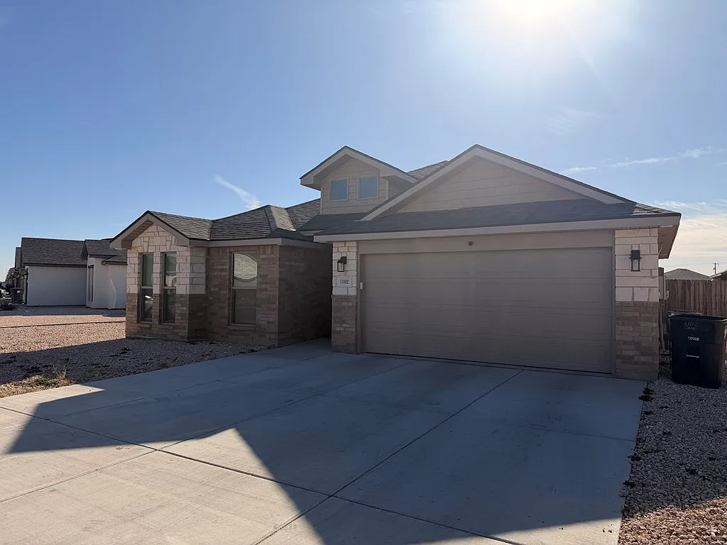 4 bed, 2.0 bath, 2095 sqft, $2,600 — Photo 2