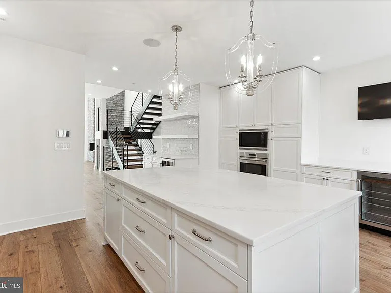 138 S Front St — Photo 16