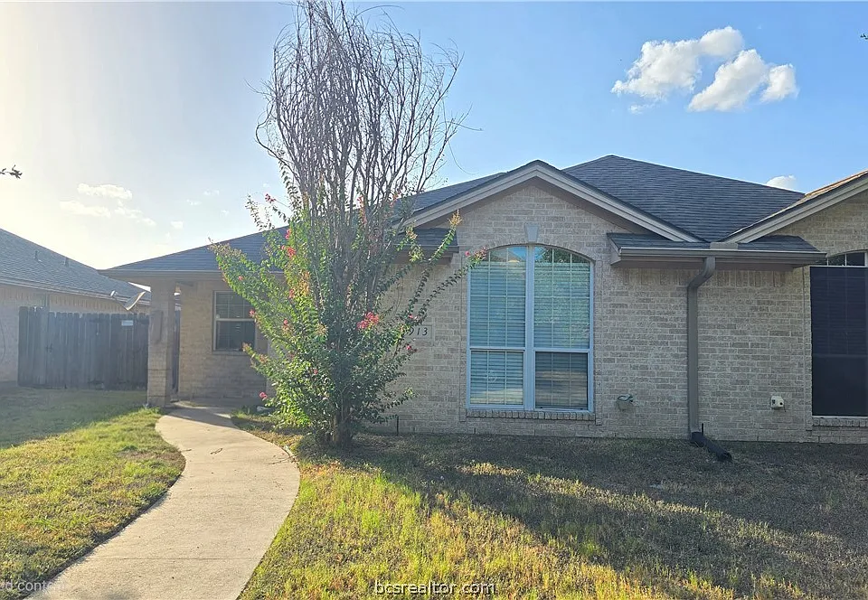 913 Crepe Myrtle St