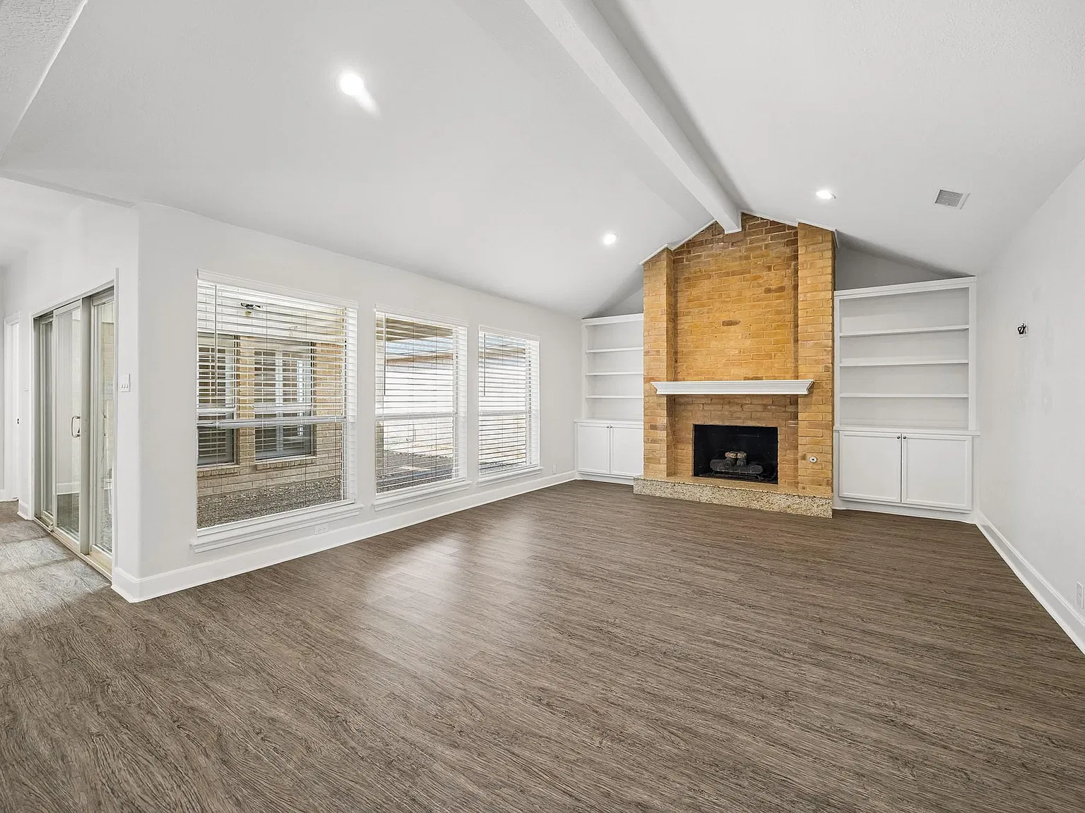 3 bed, 2.0 bath, 2278 sqft, $2,000 — Photo 2