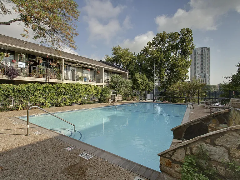 500 E Riverside Dr #136 — Photo 3
