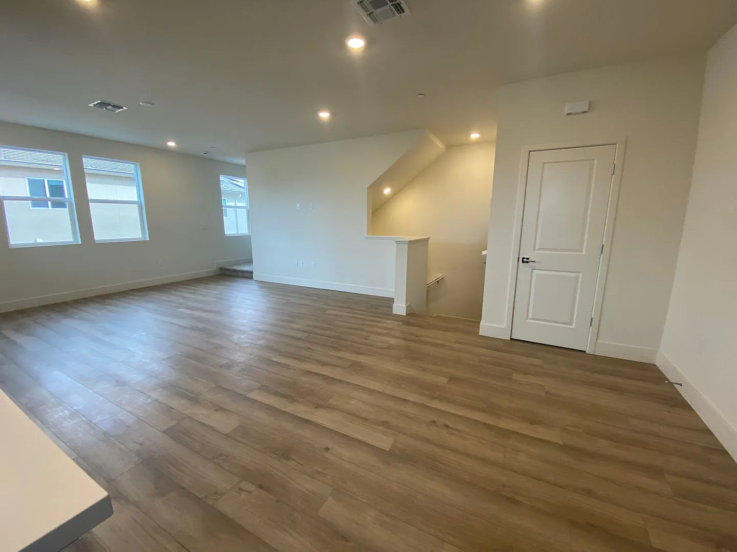 Boulevards End Unit Townhouse, 3 Bed / 2.5 Bath, Amenities, Close to 580 — Photo 3