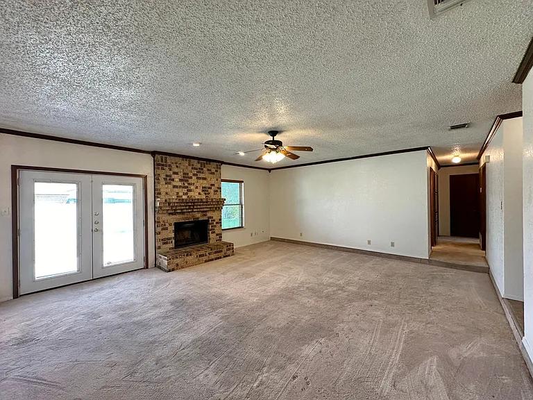1602 Becker Dr — Photo 3