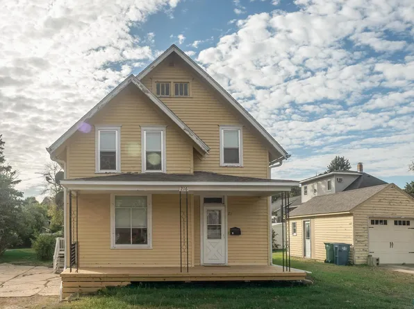 216 Dover Ave NE, Orange City, IA 51041