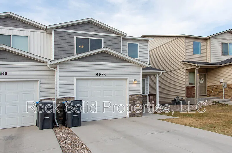 3 bed, 2.5 bath, 2359 sqft, $2,095 — Photo 2