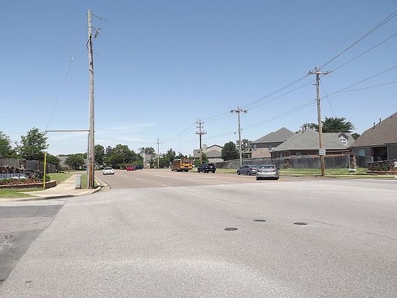 4th image of 7464 Crystal Lake Dr