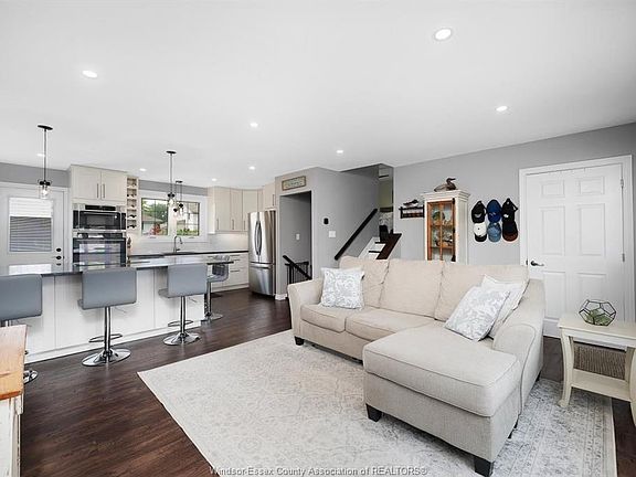 3rd image of 351 Carling Cres