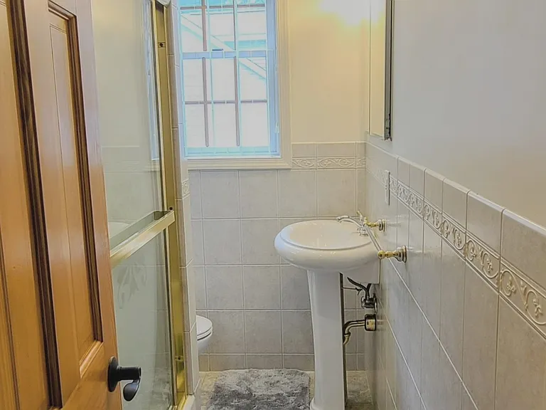 Full bathroom with easily accessible tub.