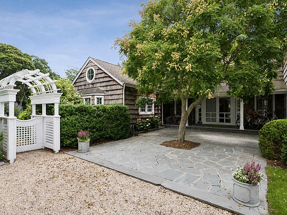 2nd image of 20 Quogue St