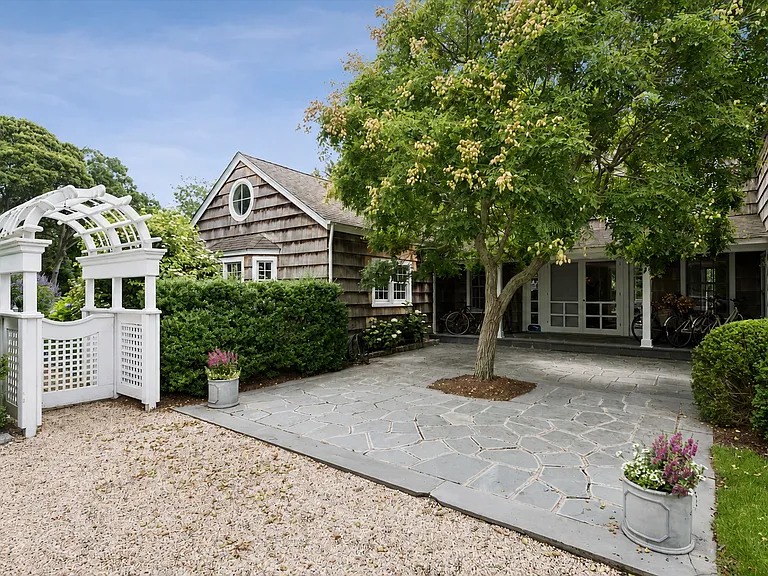 20 Quogue St — Photo 2