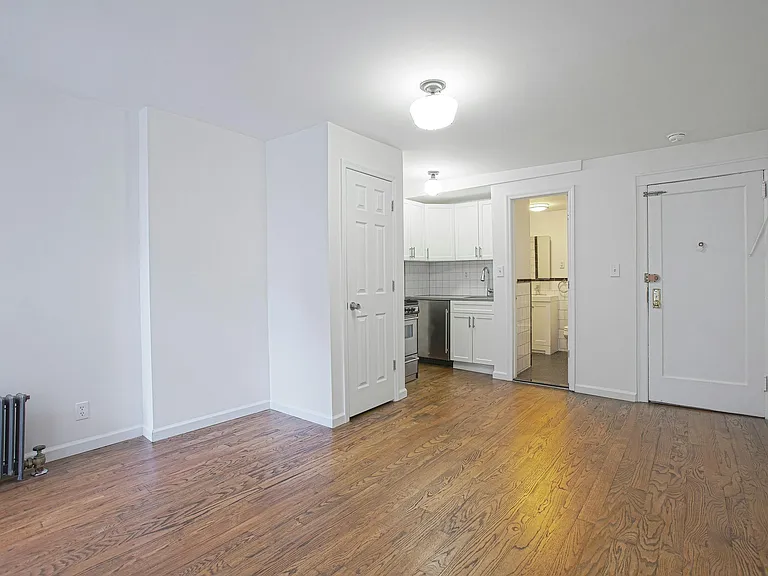 323 W 4th St #2B — Photo 3