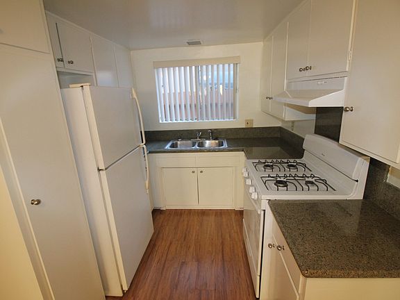 5th image of 328 E Chestnut St