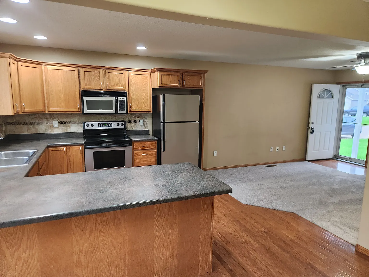 4 bed, 1911 sqft, $2,400 — Photo 3