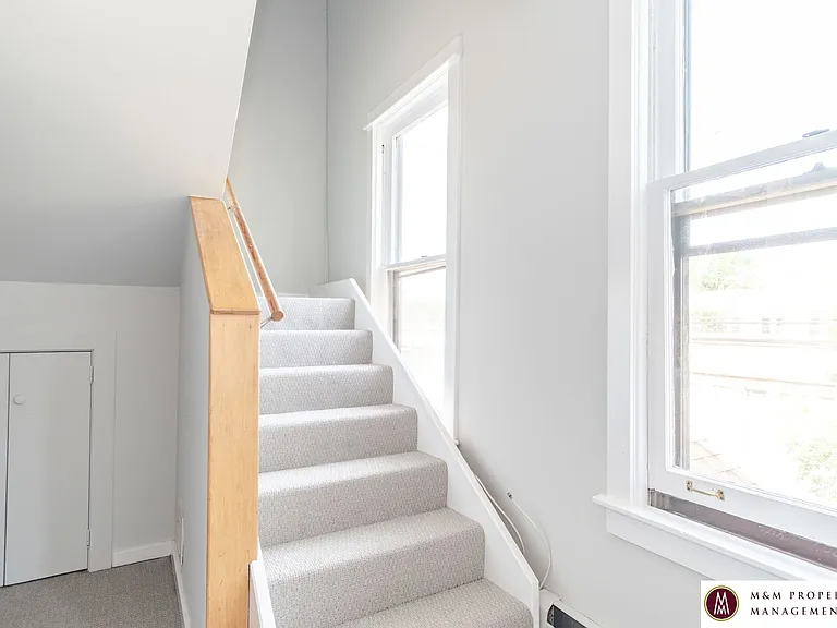 947 South Blvd — Photo 4