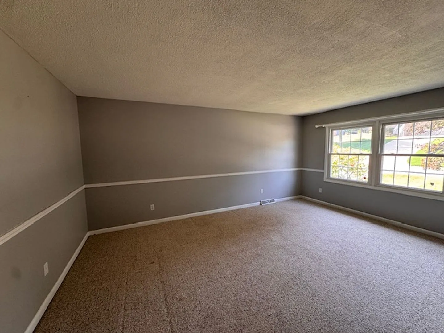 552 N Country Club Rd. 4 bdrm. 2.5 bath Bi Level — Photo 4