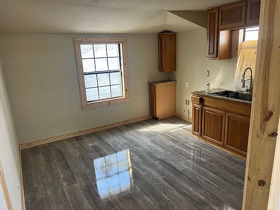 5th image of 200 S Oak St