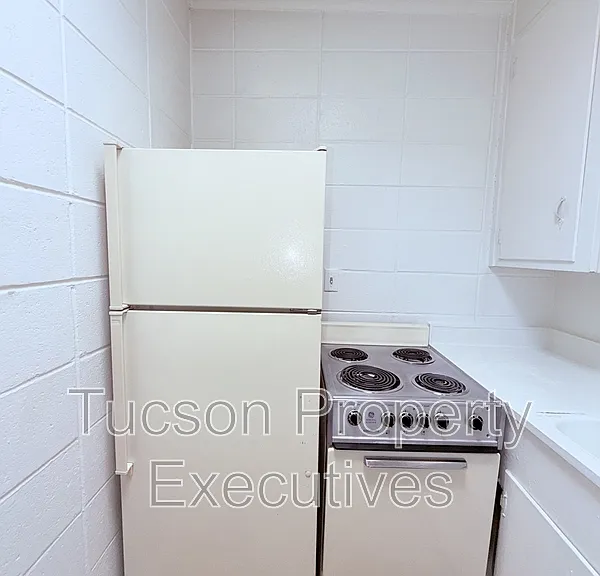 802 N Alvernon Way #C — Photo 3