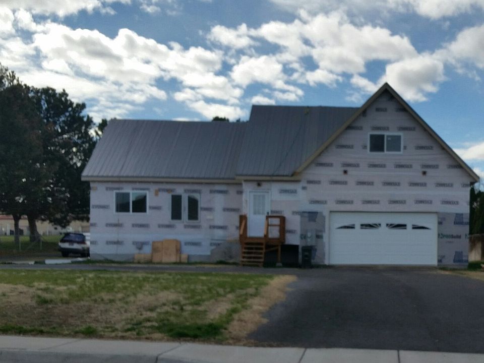 1st image of 958 E Newport Ave