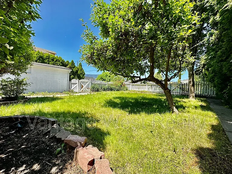840 Bernard Ave — Photo 36