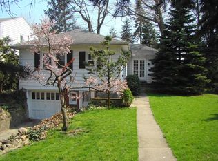 8485 W Rivershore Dr, Niagara Falls, NY 14304