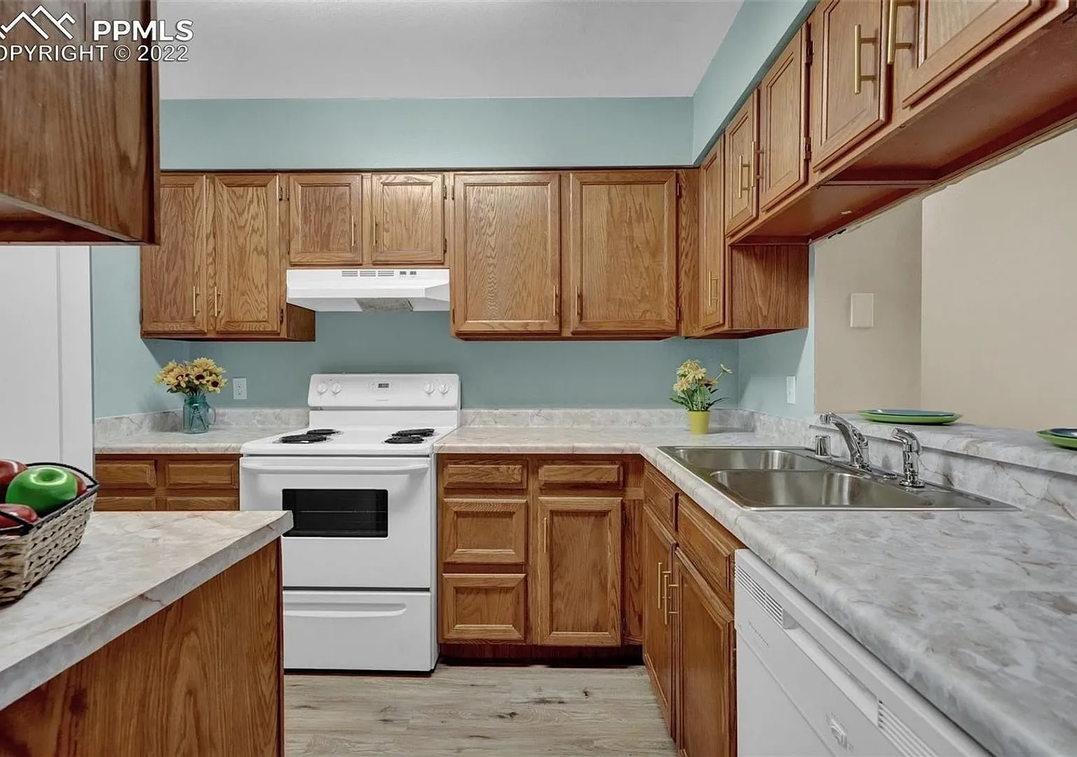Charming 3BR Townhome in Colorado Springs — Photo 3
