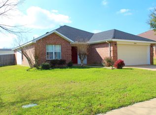 833 Edgehill Rd, Burleson, TX 76028