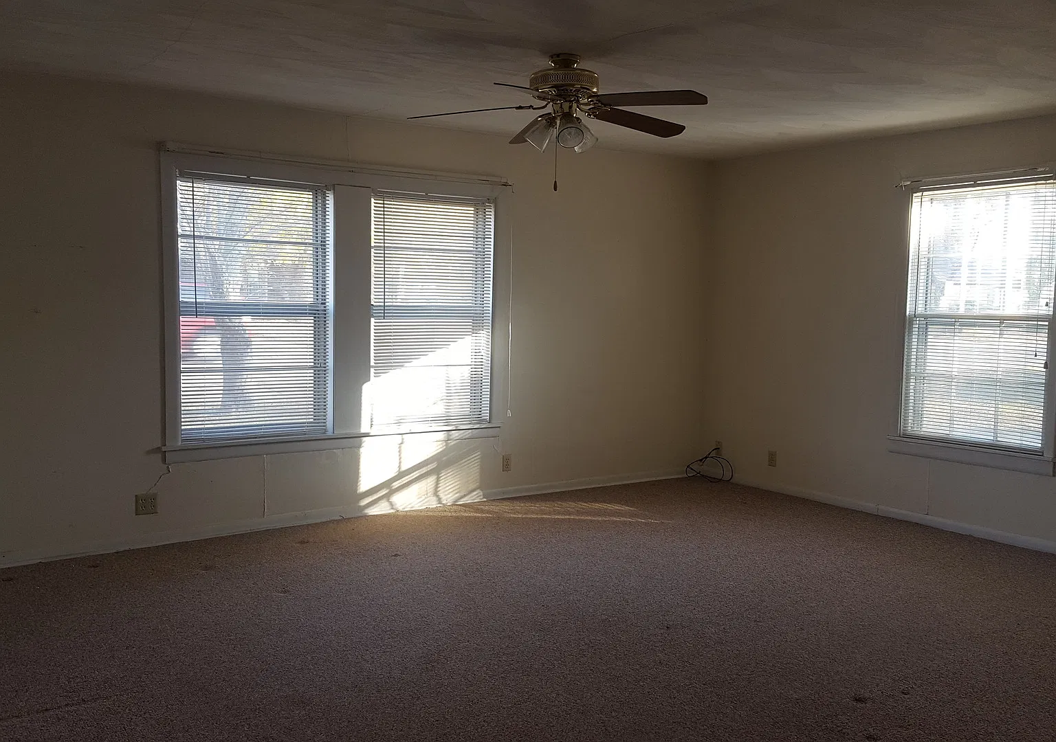 Single-Family Home: 3 bed, 1.5 bath — Photo 2
