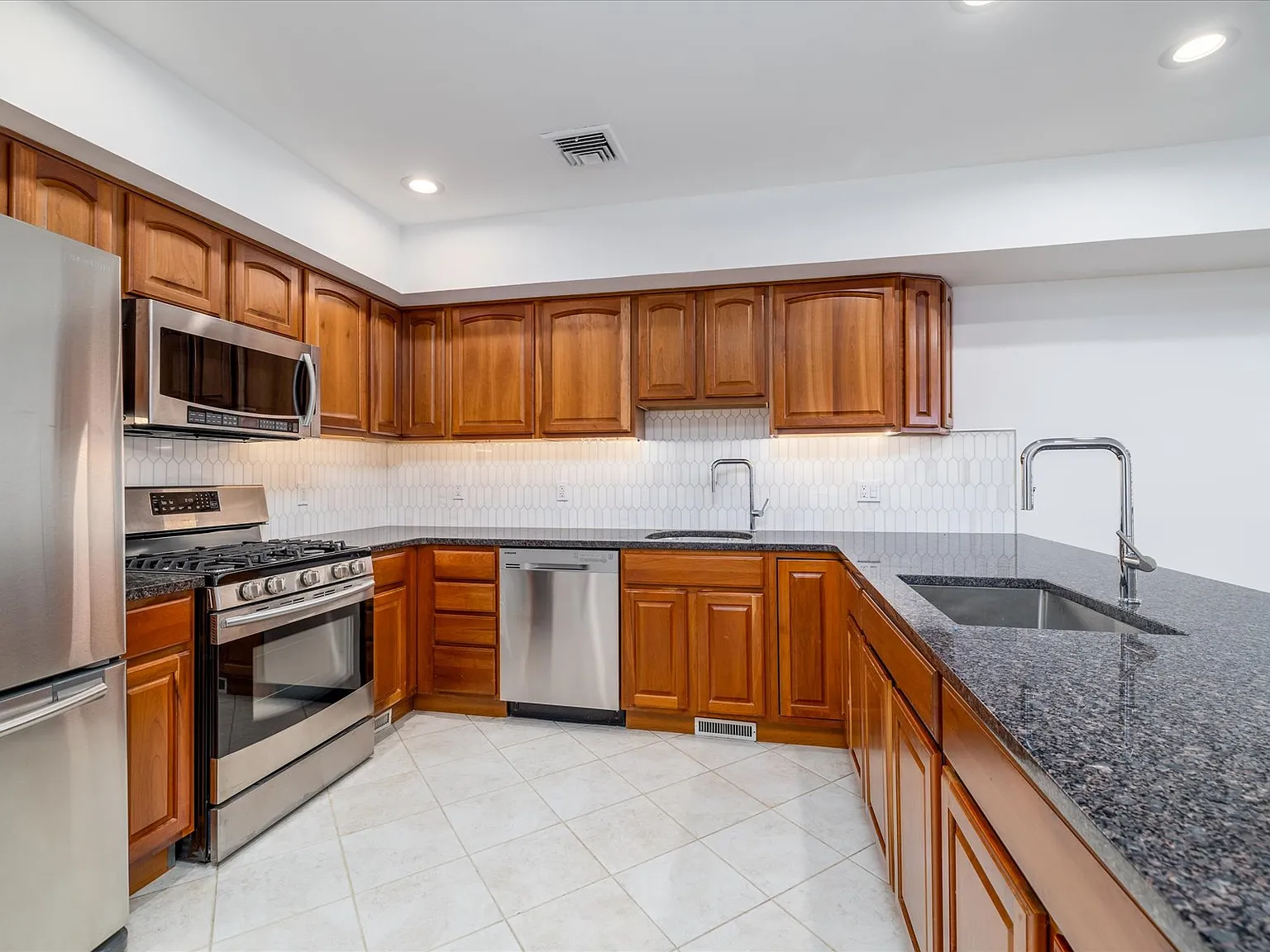 2 bed, 2.5 bath, 1500 sqft, $4,800 — Photo 3