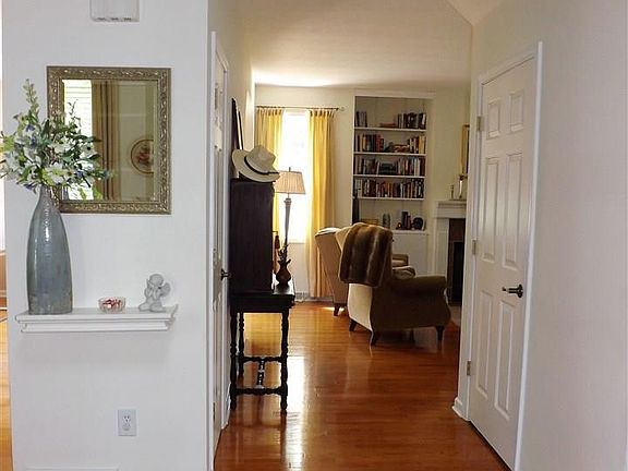 4th image of 55 Bayberry Dr