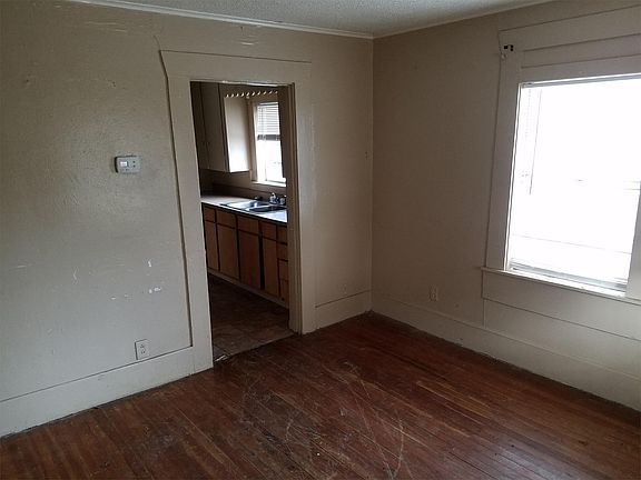 5th image of 2932 Desoto St