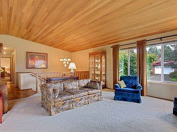 Living Room/Entry