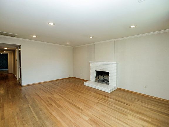 4th image of 221 Raven Ct