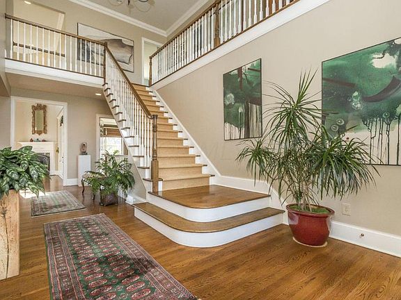 4th image of 28 Pickett Pl