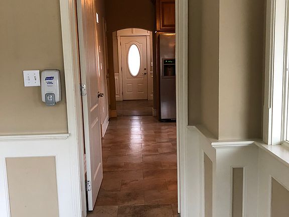 4th image of 907 Vandalia St