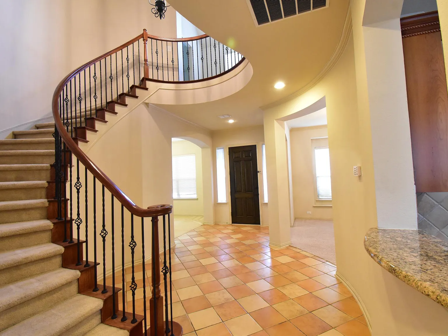 4 bed, 3.5 bath, 4157 sqft, $3,300 — Photo 2