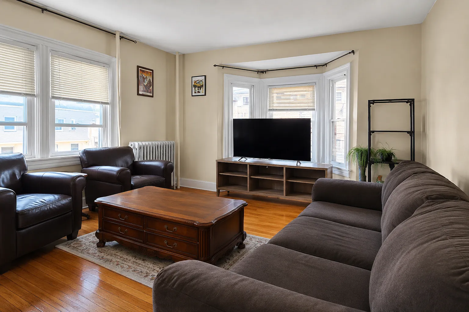 4 bed, 1600 sqft, $4,100 — Photo 1