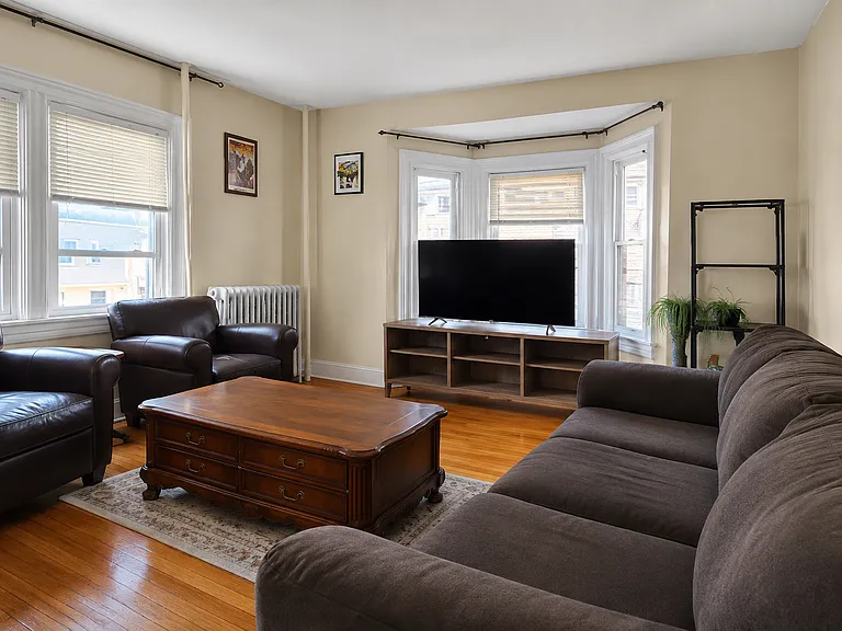 27 Franklin Ave — Photo 3