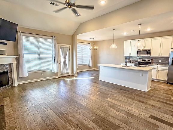 4th image of 10521 Camilla Cir S