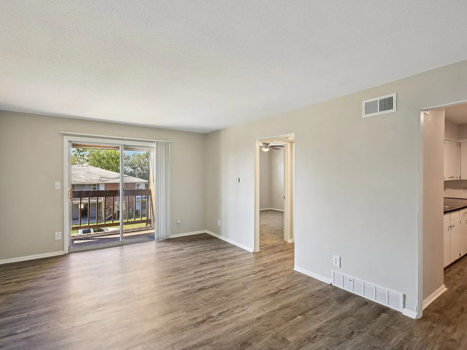 Mission Manor Apartments — Photo 3