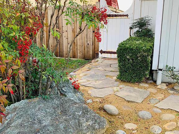 Beautifully Landscaped Front Garden