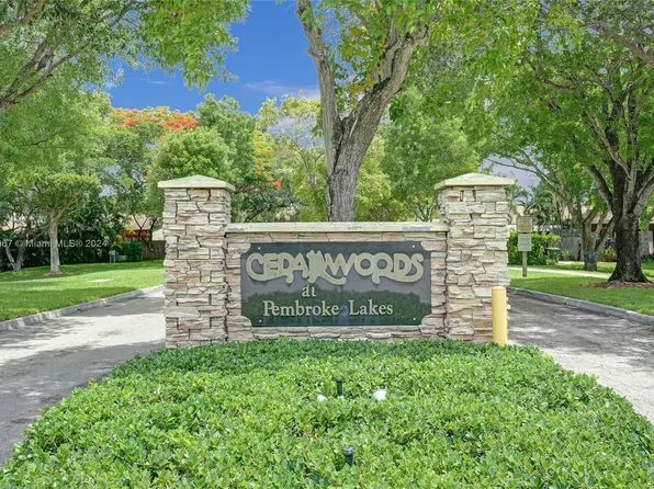 10121 Woodbury Ct, Pembroke Pines, FL 33026