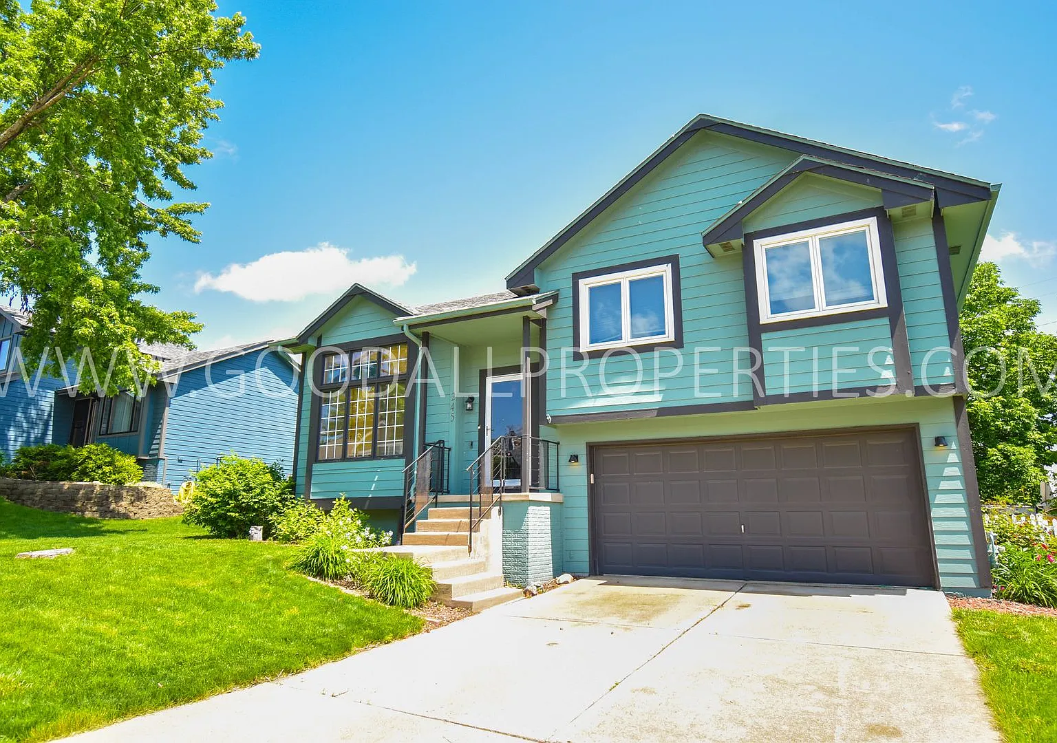 3 Bedroom 4 level split walkout 2.5 Bath In Pleasant View with fenced in yard — Photo 1