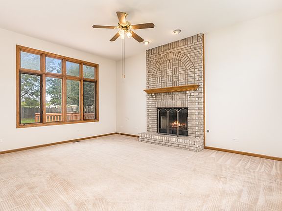 Vaulted Ceilings, Floor to Ceiling Fireplace with Gas Starter!