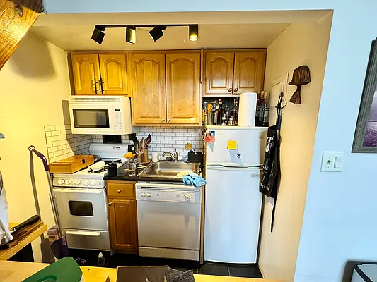 Rented by J PRESTON AND ASSOCIATES INC | media 14