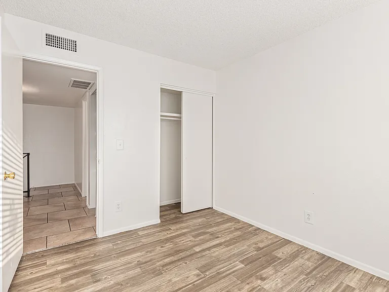 5810 N 48th Ln — Photo 16
